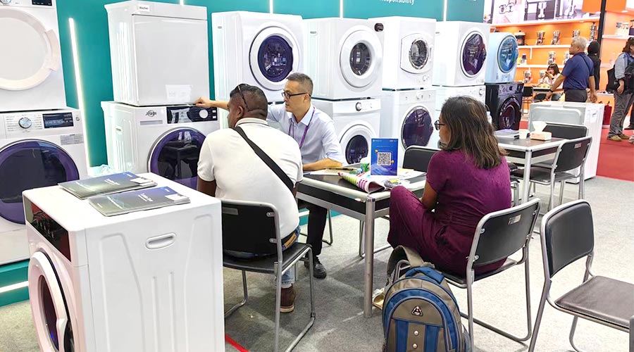 廣交會參展第一天！金環(huán)電器吸引國內(nèi)外客戶參觀交流