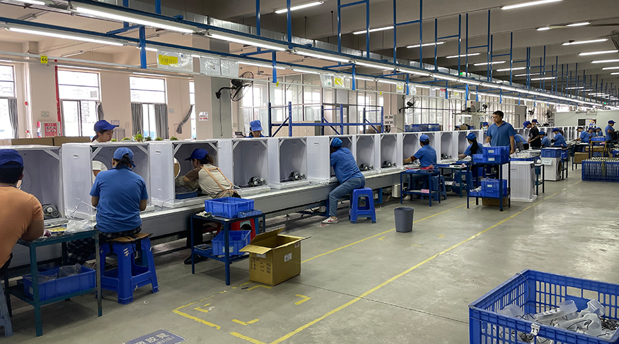 四月訂單高峰，車間繁忙景象