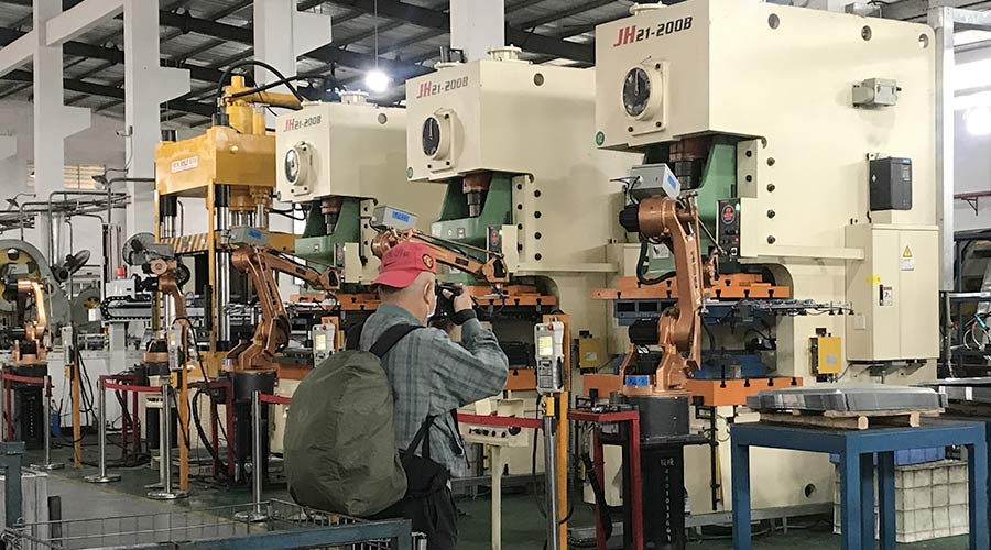 江門市攝影協(xié)會(huì)蒞臨金環(huán)電器拍攝交流  用鏡頭見(jiàn)證實(shí)力！