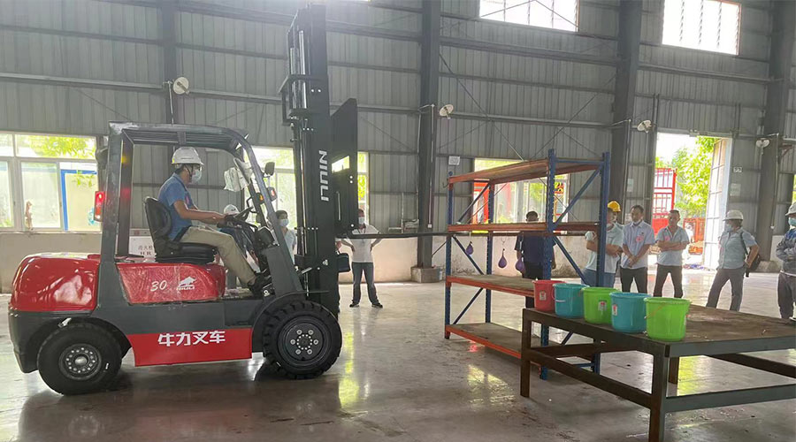 比技能 展風(fēng)采！金環(huán)電器參與鶴城鎮(zhèn)第二屆企業(yè)職工叉車技能競(jìng)賽